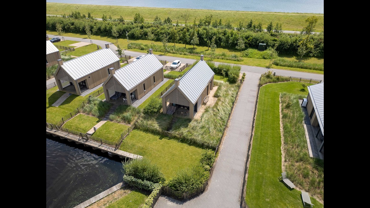 4-persoons villa op ruim perceel eigen grond (op terp) & eigen aanlegsteiger voor uw boot!