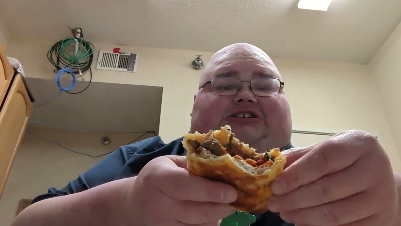 Ройс пробует буррито с двойным стейком на гриле и сыром Taco Bell