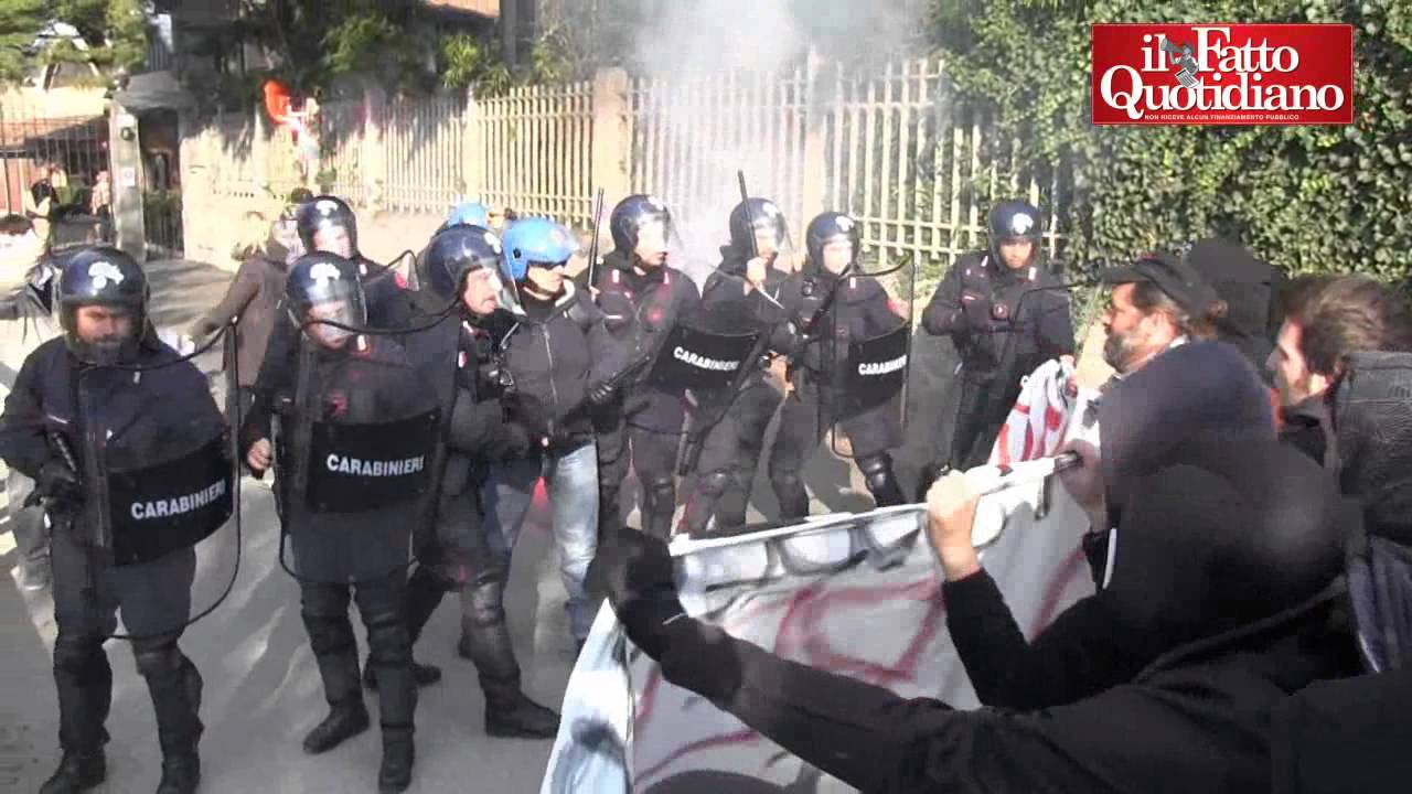 Renzi a Brescia, scontri tra Polizia e centri sociali