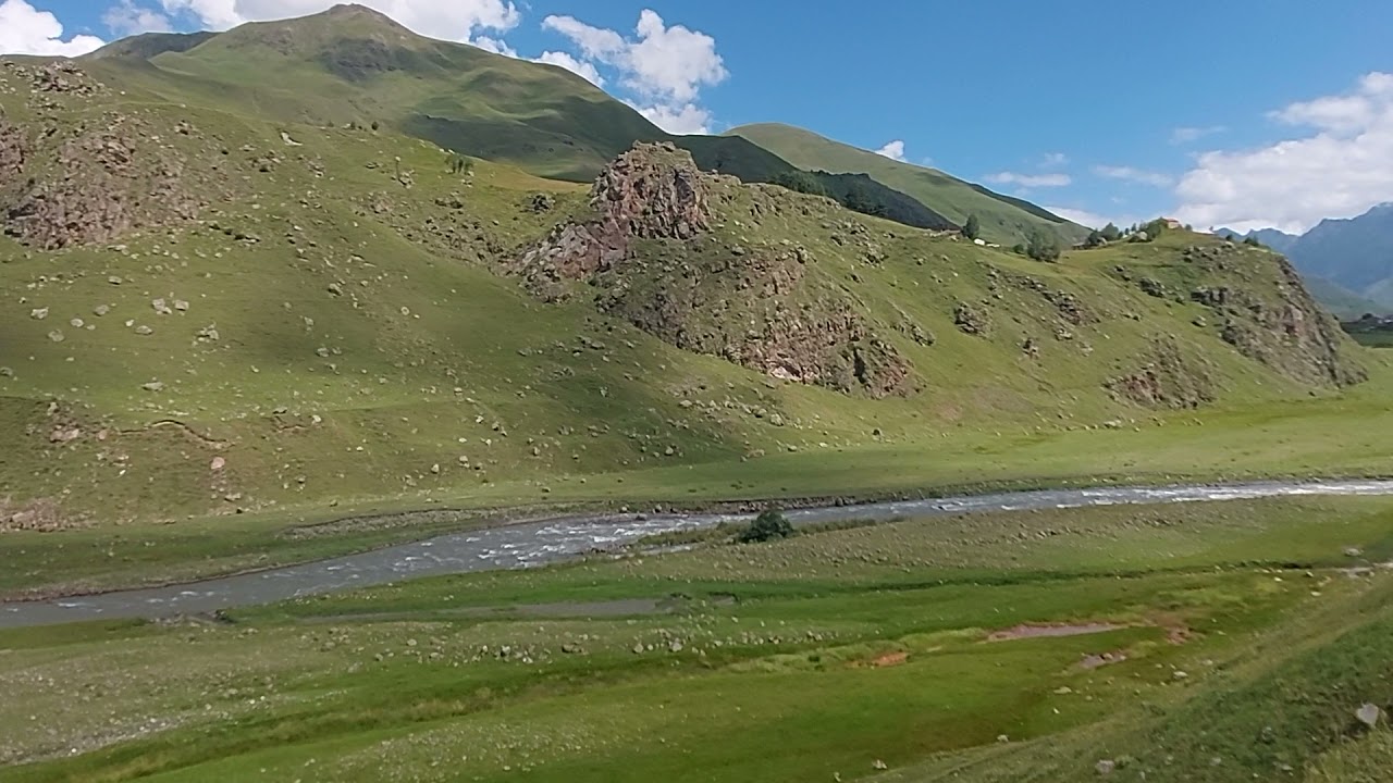 مناظر جميلة في طرق جبال القوقاز جورجيا