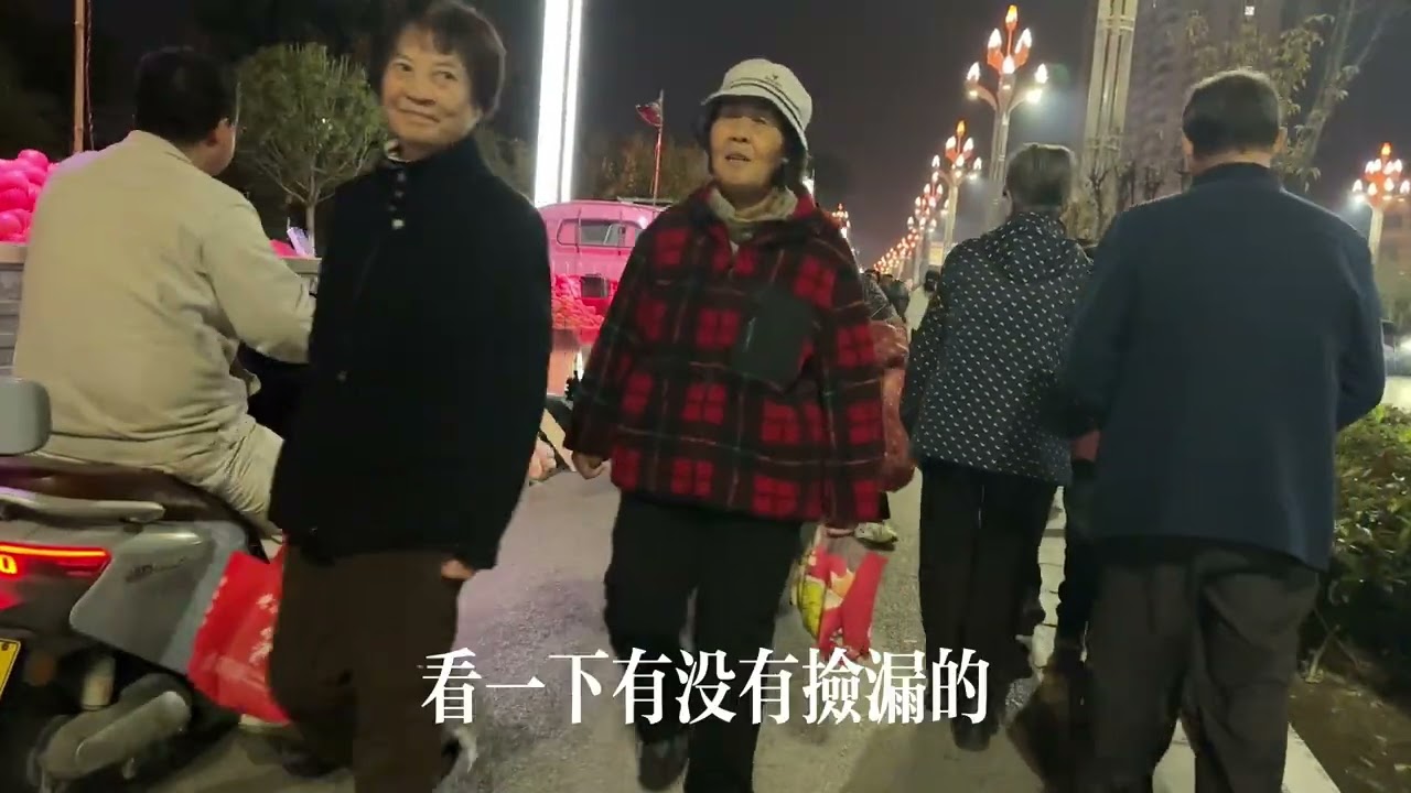 陝西夜市，水果太便宜了，蘋果、石榴一塊錢一斤，香蕉兩塊錢一斤