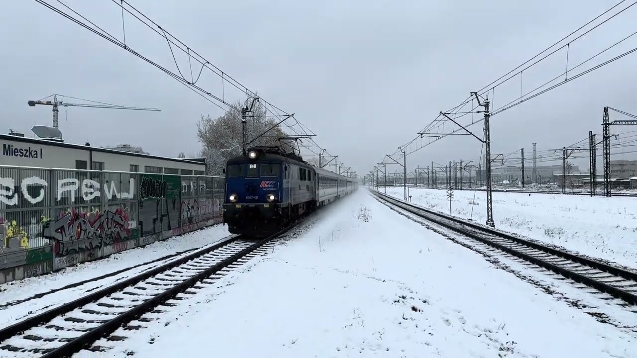 Si&oacute;demka na Sobieskim, pierwszy zadymkowy śnieg na jesieni 2023 | 4K 60 fps
