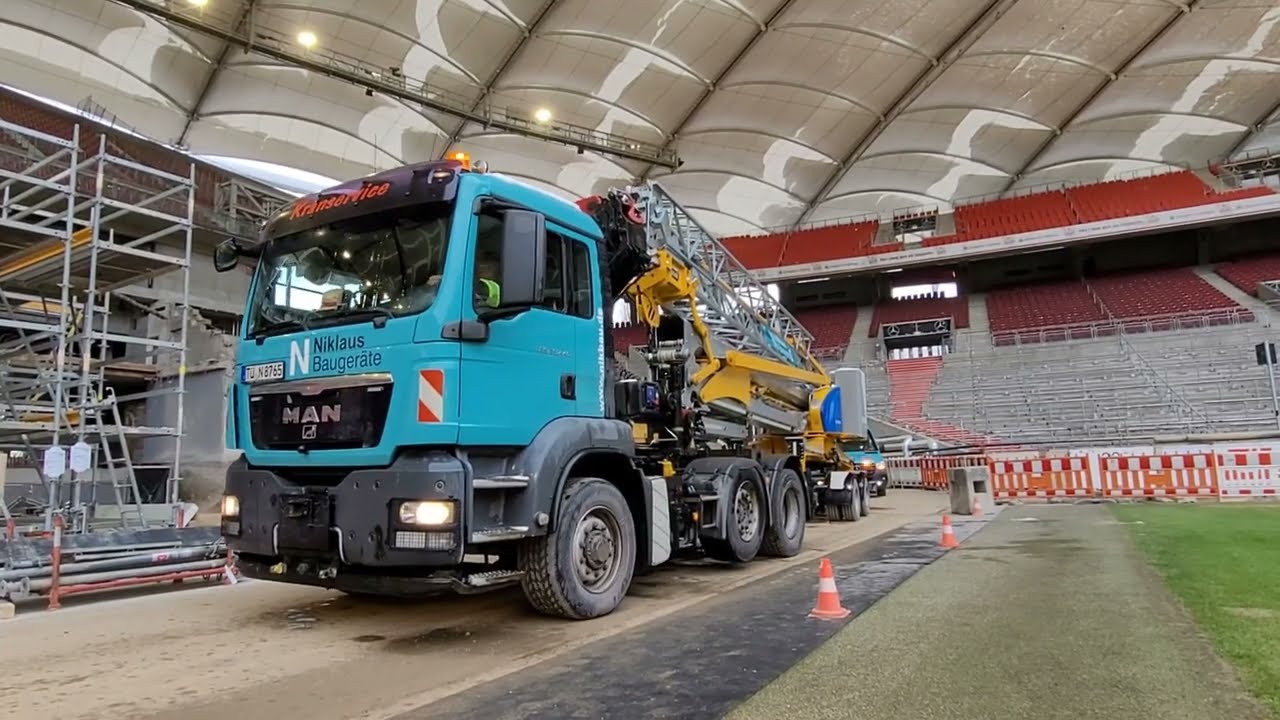 Der Kran-Service von Niklaus Baugeräte beim Kranaufbau in der Mercedes-Benz Arena Stuttgart