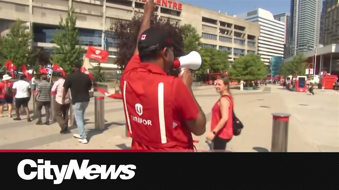 CN Tower Workers Locked Out During Peak Tourist Season