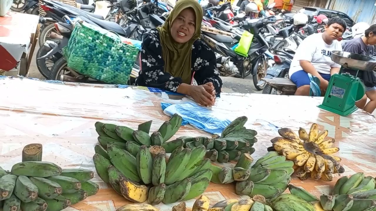 Unik! 🍌 Pisang dari Kalimantan Dijual di Pasar Baru Tanjung Uban