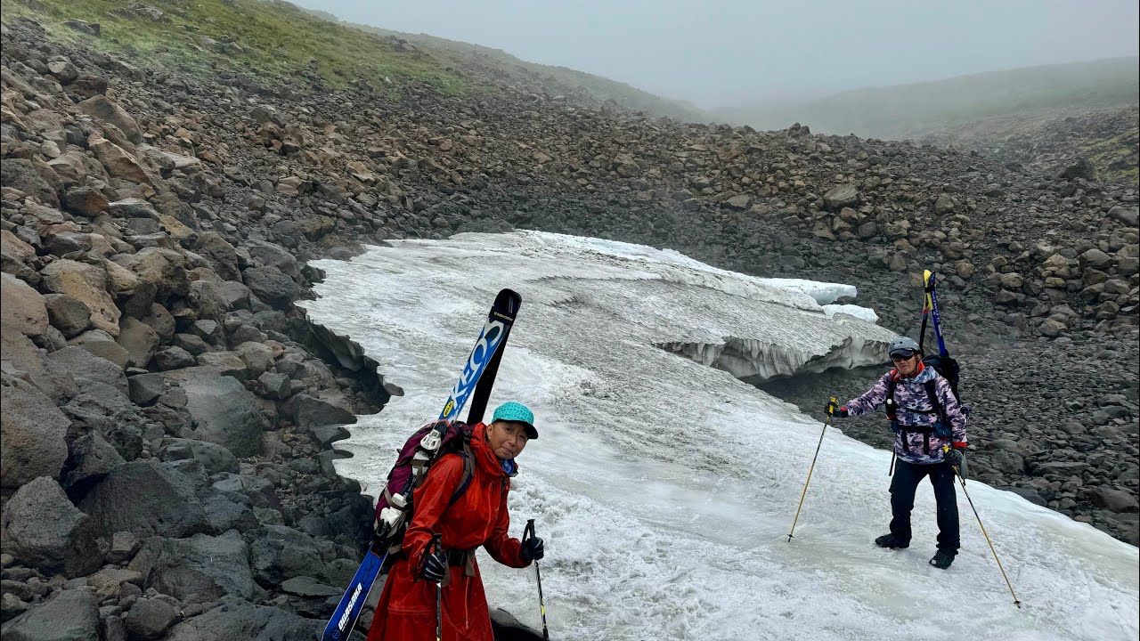 鳥海山湯ノ台口から雪渓を滑る2024年9月23日