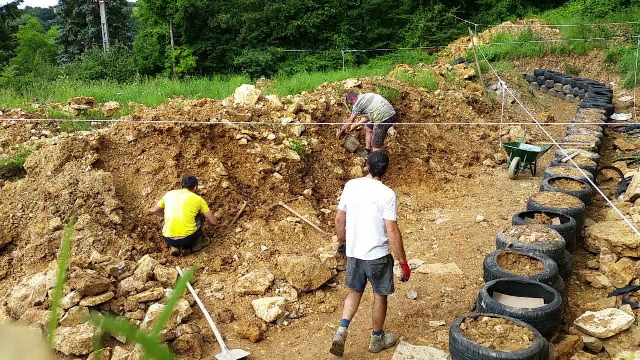 Earthship, maison en pneus - Montage des murs