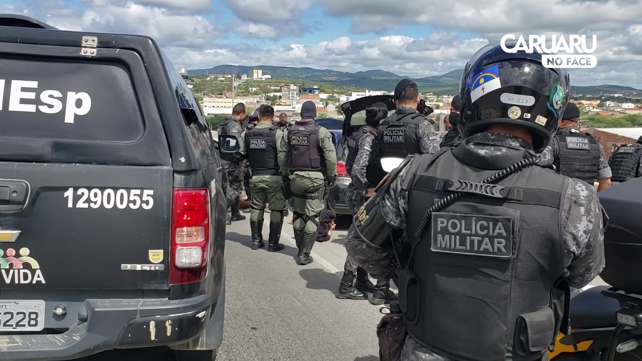 Bandidos roubam carros e na fuga da polícia um dos acusados pulou de viaduto tentando fugir