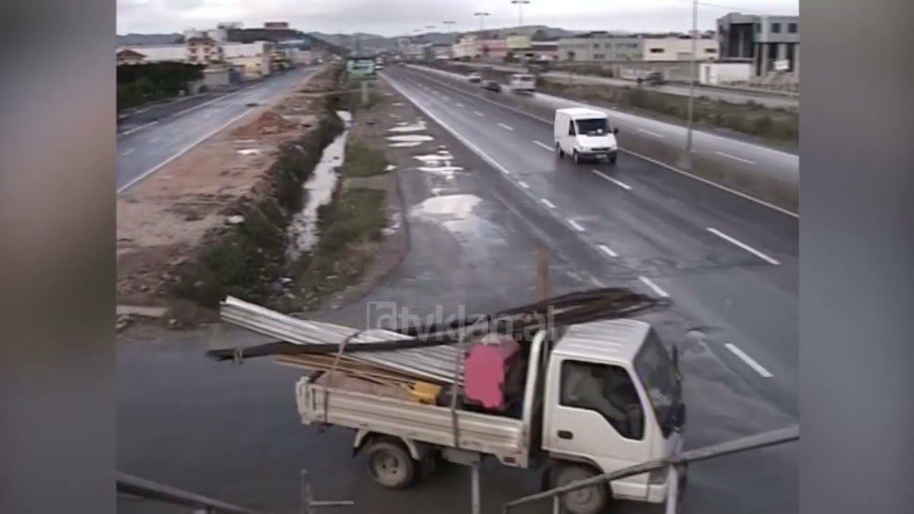 Rrugët dytësore në autostradën Tiranë-Durrës bëhen burim aksidentesh-(12 Nëntor 2007)
