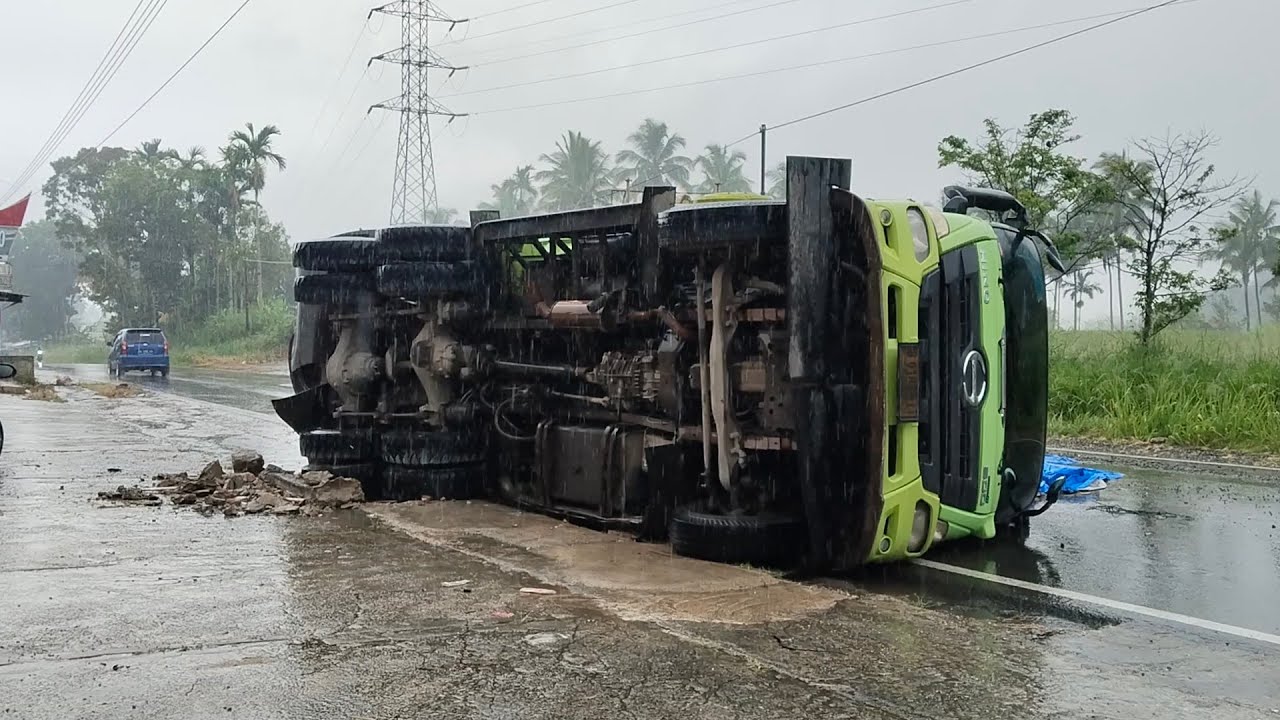 TRUK MUATAN PUPUK REBAH KUDA TERGULING DIJALAN BUKITTINGGI PAYAKUMBUH SUMBAR