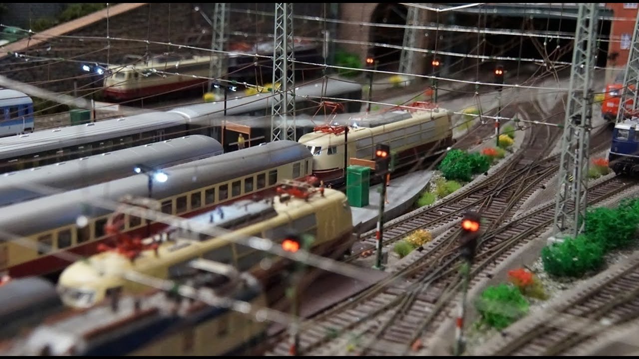 312 Viel Betrieb zu Weihnachten im Hauptbahnhof - Frohe Weihnachten und vielen Dank allen Abonnenten
