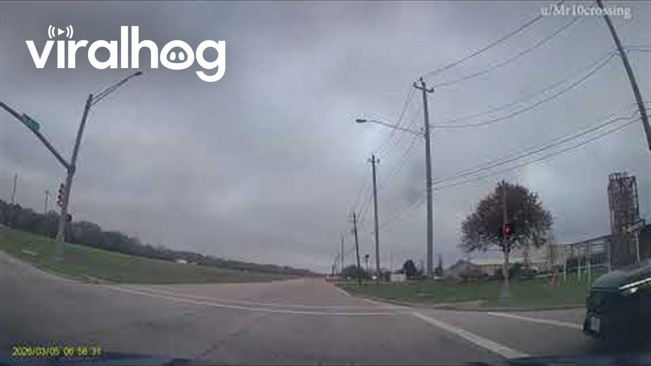 Car Drives Through Red Light A Full Five Seconds Later || ViralHog