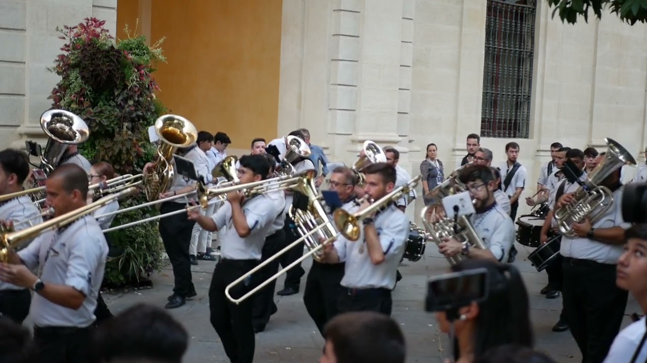 Llega la A.M. Nuestro Padre Jesús de la Redención al Ayuntamiento de Sevilla 2025.
