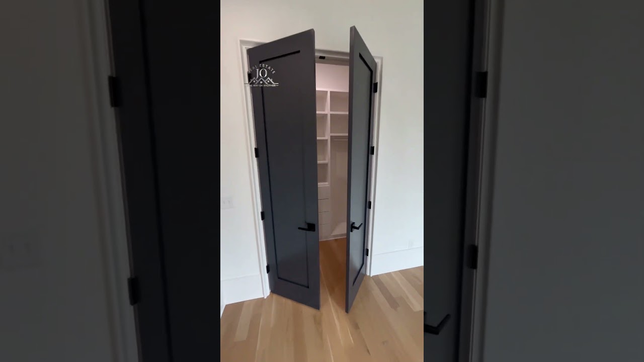 Elevator access on each floor! This Myers Park townhome is listed at $2,250,000✨