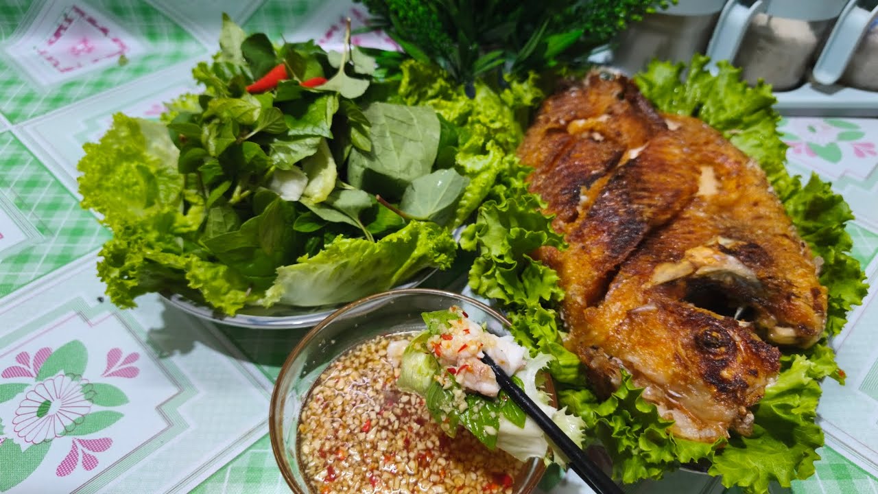 Cơm chiều ra vườn cắt ích rau thơm vào ăn cùng cá điêu hồng chiên 