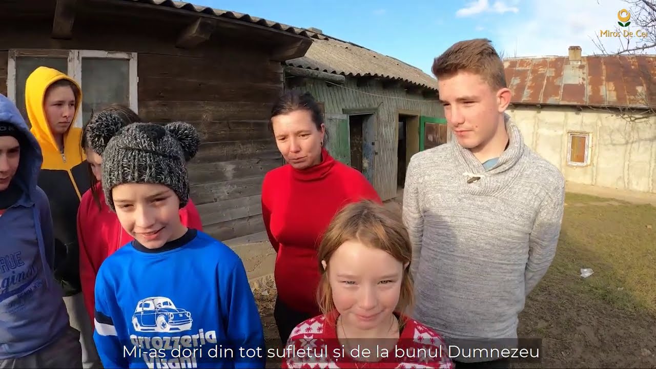 O mamă singură, crescută la casa de copii, trăiește cu cei 6 copilași doar într-o cameră