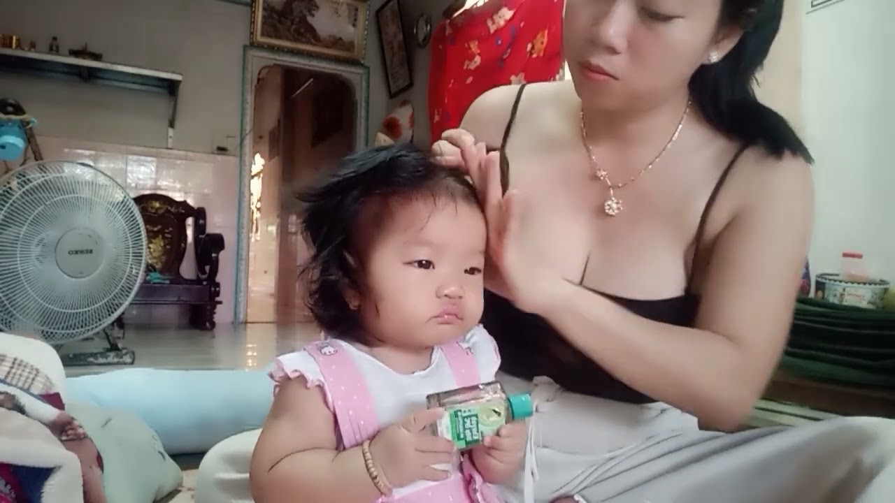sáng sớm buột tóc cho con gái.#breastfeeding @nguyenquoctrung1988