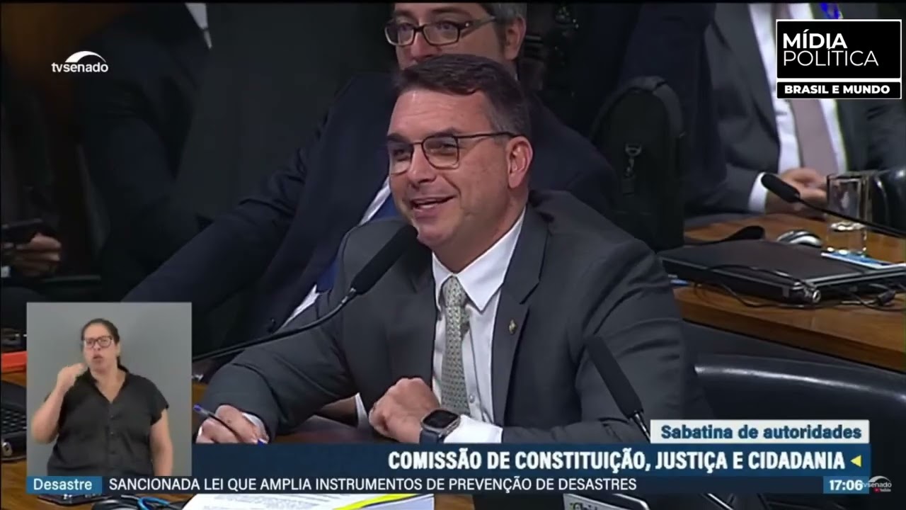 Flávio Bolsonaro é rebatido por Dino em debate tenso sobre Marco Civil e redes sociais