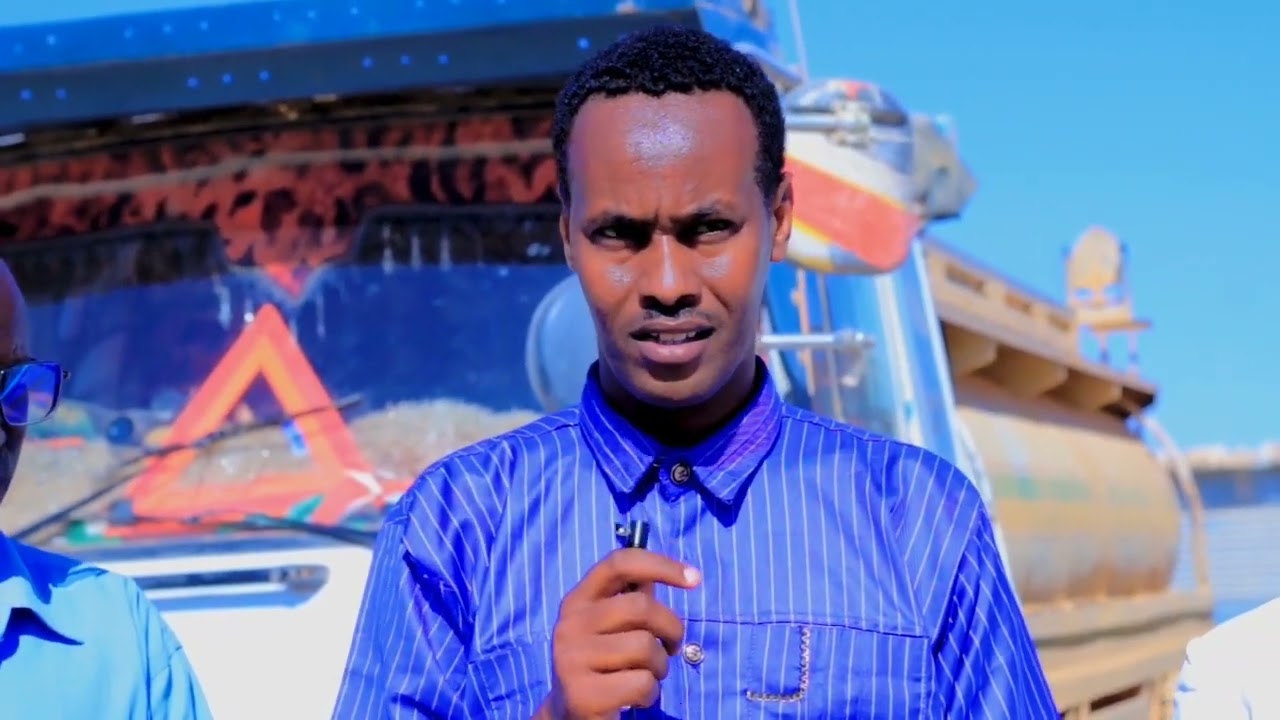 Agaasimaha Guud ee Wasaarada Macdanta oo Deeq Biyo ah gaadhsiiyey Degmada Huluul Iyo Laasdoomare.