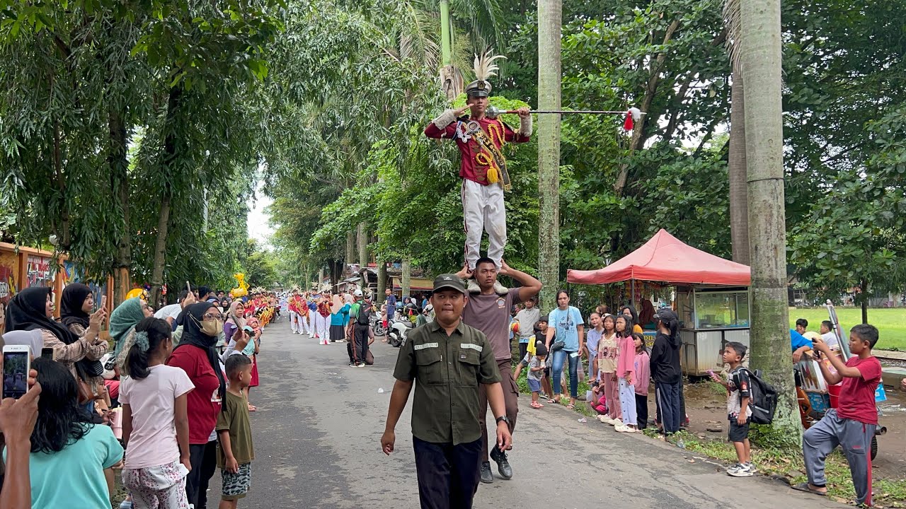 Atraksi Drumband SUPM Batang di Lapangan Dracik