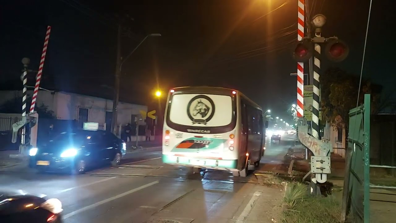 Tren troncal del ácido sulfúrico cruce Av. Bernardo O' Higgins en la noche Talagante