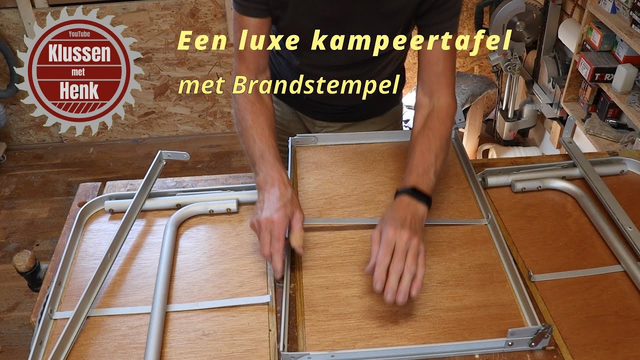 Een luxe kampeertafel met brandstempel