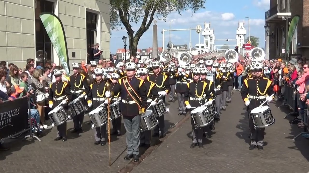 Rijnmondband op Koningsdag 2025 in druk centrum van Kampen