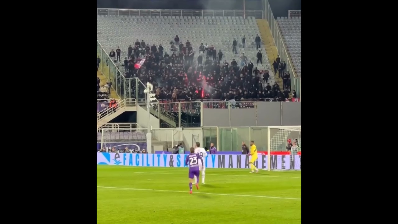 Scambio di fumogeni tra milanisti e fiorentini a Fiorentina-Milan: tensione sugli spalti!