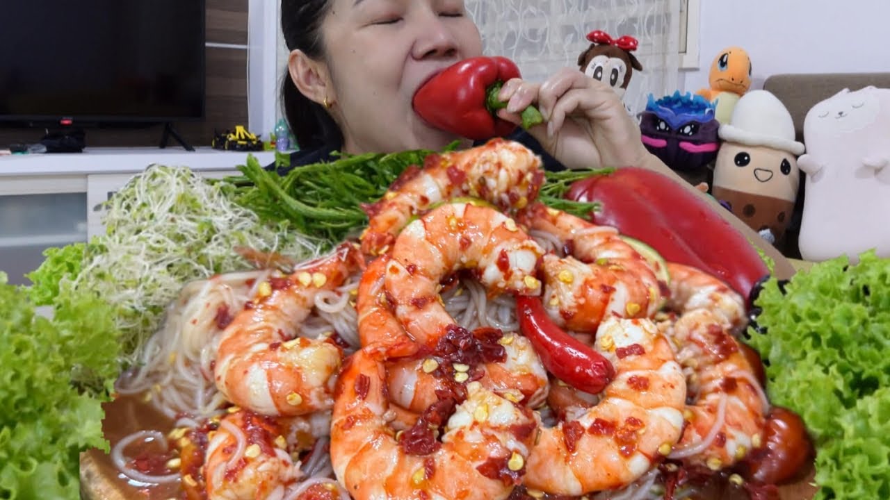 ตำขนมจีนใส่กุ้งตำเผ็ดมากกินกับอัลฟัลฟ่ายอดชะอม สุดยอดความนัว คำตาสวดยัดไม่ยั้ง