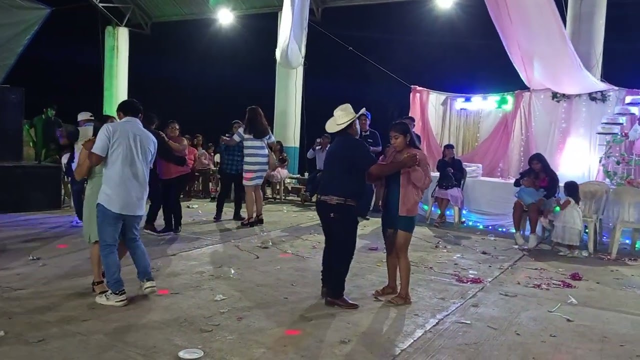 Iván Hernández El Emperador Y Máster De La Cumbia (Ayacaxtle chic, ver)