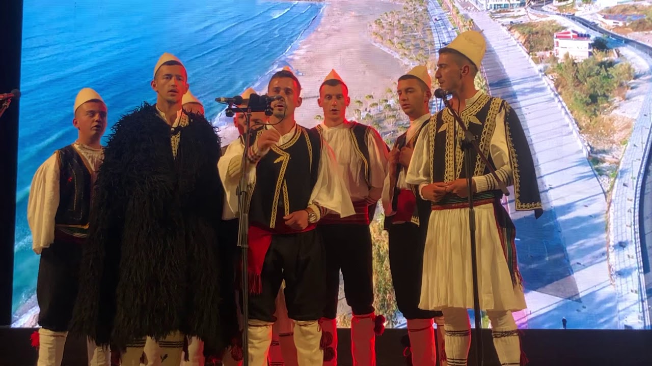 David Muhaj - Bera krahe si zogu- Te rinjte e Ansamblit Çipini