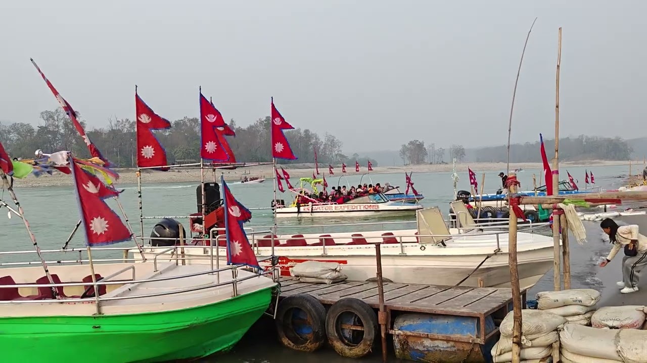 Boating in Narayani River in Chitwan Nepal 🇳🇵💖 #vlogvideo 