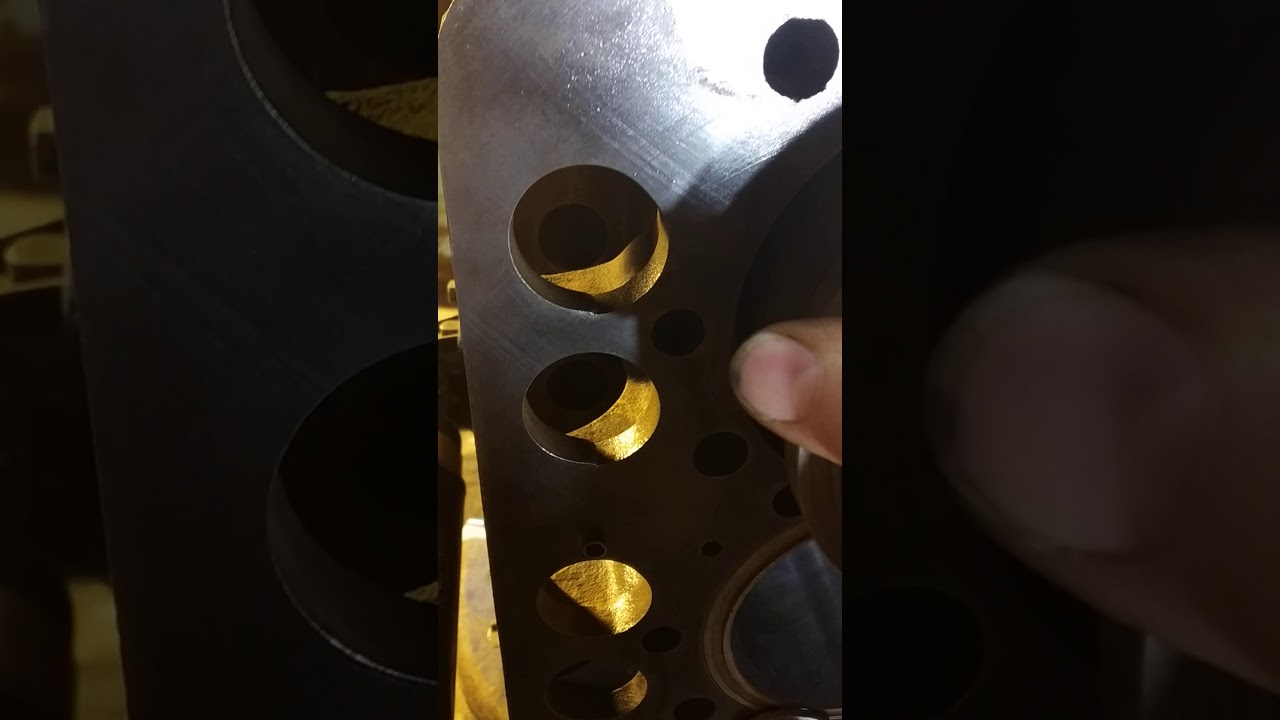 Leyland 4/98 moottorin putkien asennus. Installation of cylinder liners