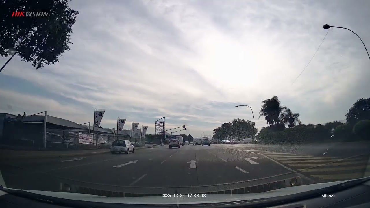 Crazy person jumps red light 😲✋🚦 