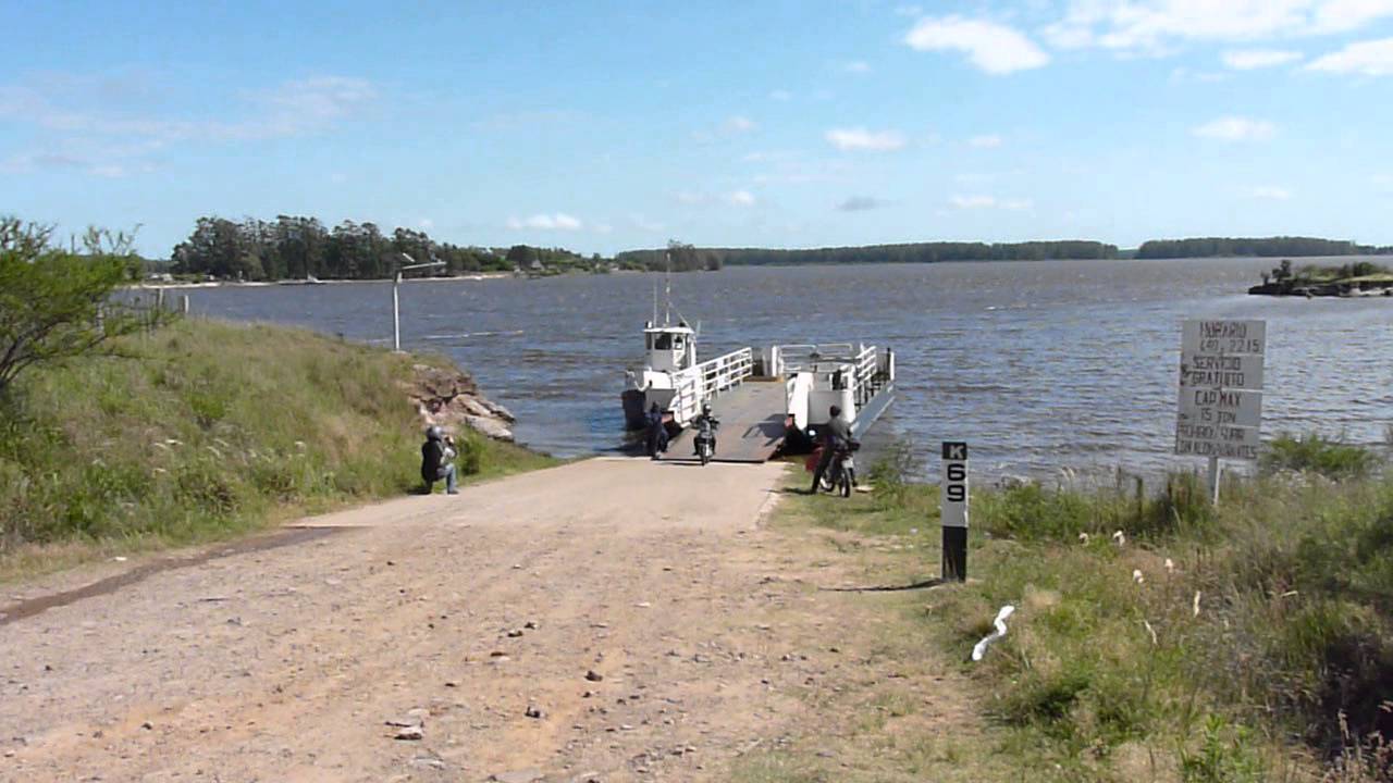 atravesando el rio negro en balsa.MOV