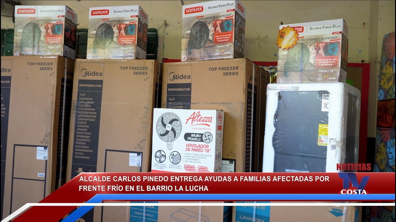 Alcalde Carlos Pinedo entrega ayudas a familias afectadas por frente frío en el barrio La Lucha