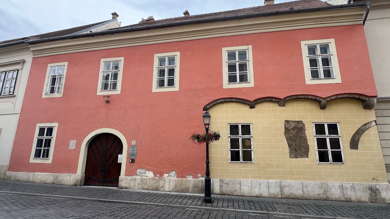 Exkluzív! Budai Várban, Bérleti joggal - Felújítandó önkormányzati 90 m²-es lakás.