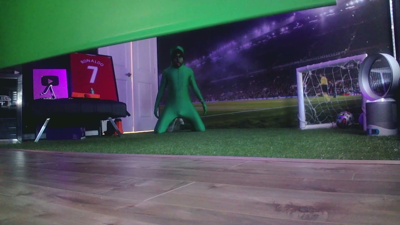 Castro1021 Show his Haalloween Custome