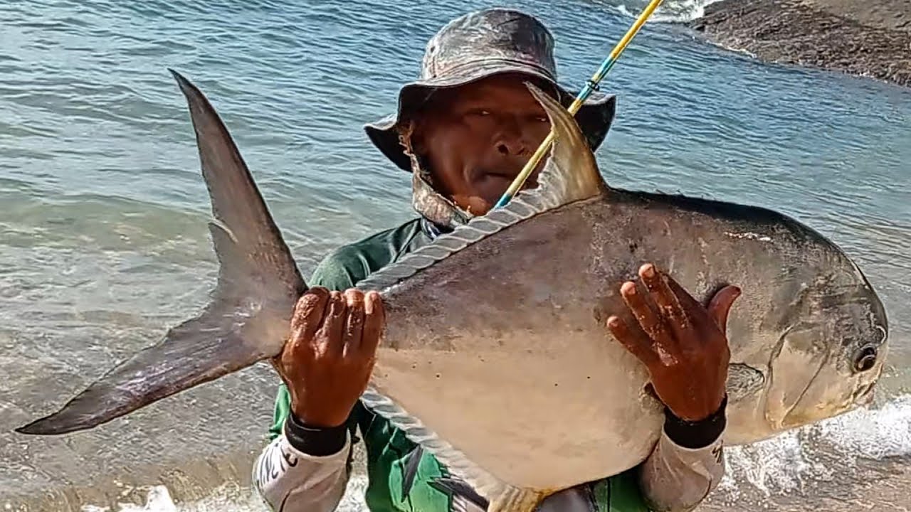 UMA SIMPLES ISCA, A GENTE PEGA UM MEGA PEIXE PESCARIA DE COSTEIRA OU COSTÃO GUARAPARI ES PESCARIA