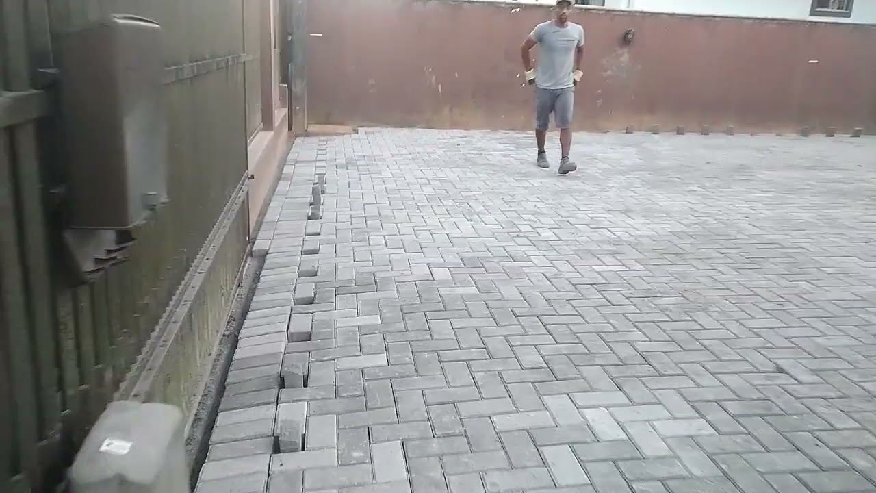 mostrando como ficou assentamento pavêr pátio 150 metros quadrados.