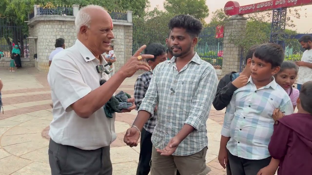Magician Turning Paper into Cash అందరి ముందు కాగితాన్ని డబ్బులు చేసిన పంచిన తాత #magic​#papermagic