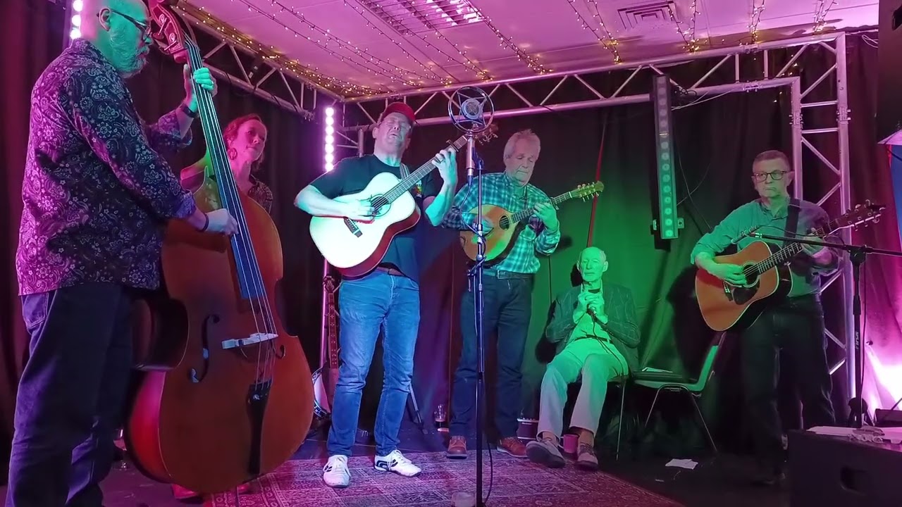GallowGrass performing the song 'Dragonfly' (C) 2014 Nathon Jones.