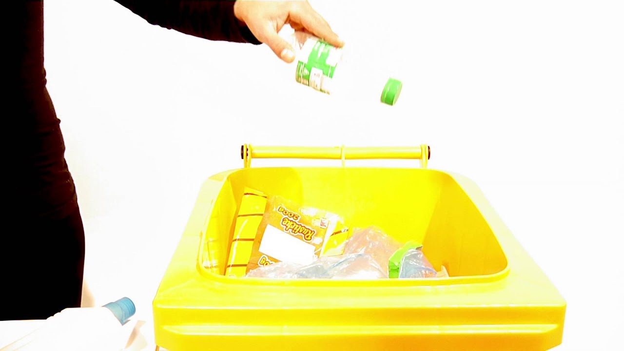 La corretta raccolta differenziata della plastica - filmato mimo