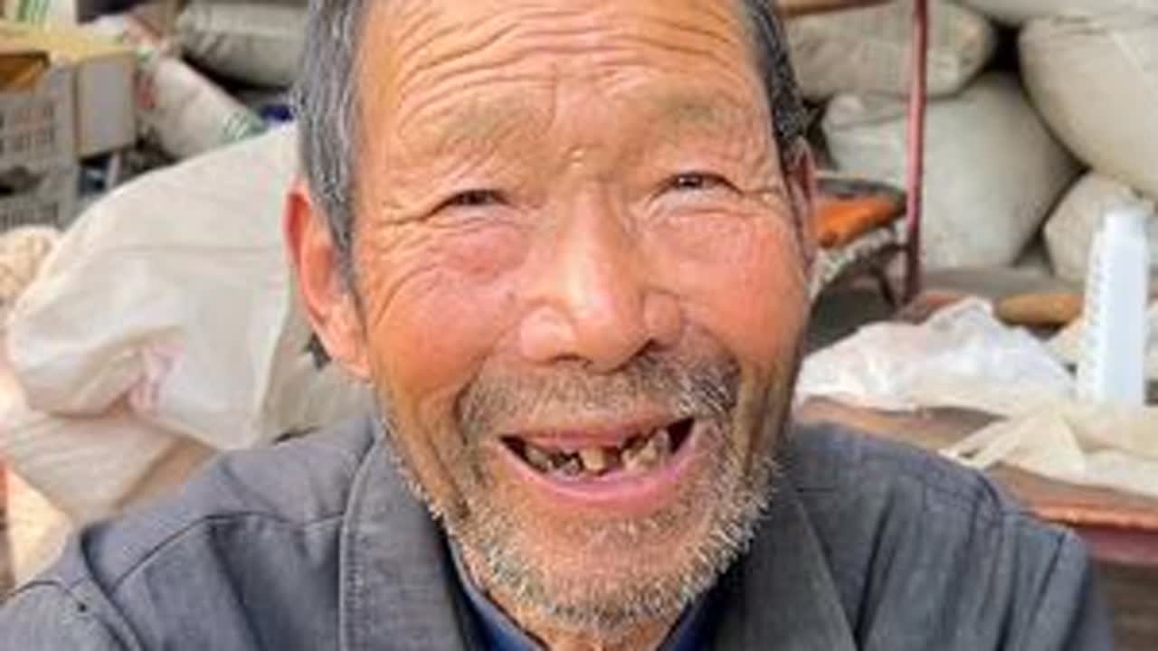 遇到了一位善良热情的奶奶勤劳的爷爷 今天又吃上免费橘子了#下乡理发 #做有意义的事情 #纪录真实生活 #传递善良传递爱