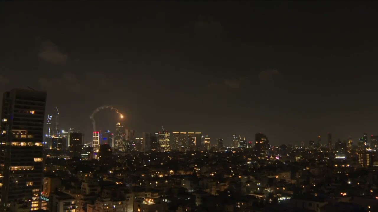 Israeli interceptor missile fails in Tel Aviv.