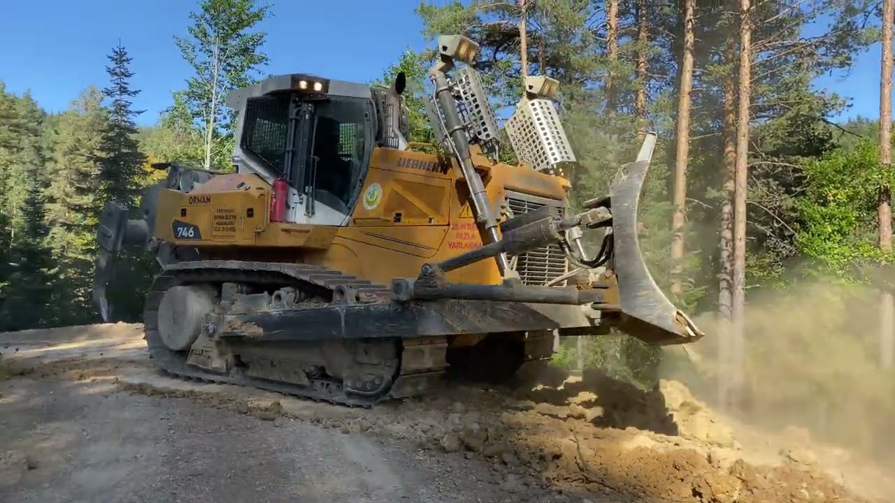 LIEBHERR 746 building a road with a dozer #liebherr #dozer #bulldozer