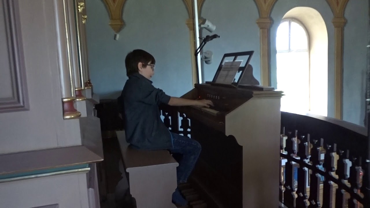 Jindra první hra na varhany v kostele sv. Bartoloměje na Bradech