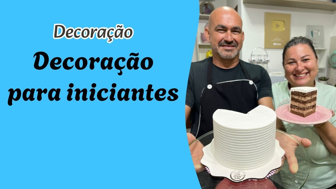 Um pintor se aventurando a decorar um bolo em chantilly!