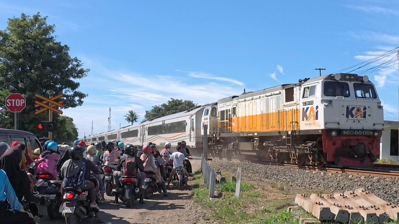 Kereta Api Panjang Lokomotif CC206 CC203 Melaju Cepat Melewati Perlintasan Pagaden Subang
