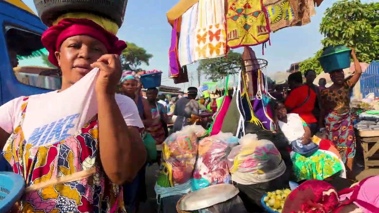 CROWDED DECEMBER MARKET IN AFRICA GHANA ACCRA MAKOLA